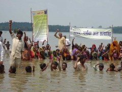 <p>Mujeres protestando en las aguas del Río Sagrado, en India, para reclamar que se compense a las personas afectadas por la represa de Narmada.</p>
