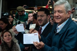 <p>López Obrador sostiene una papeleta del partido MORENA, poco después de su fundación en 2013. </p>