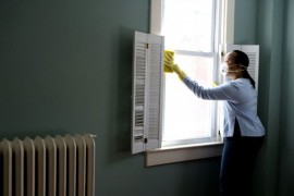 <p>Una mujer realiza trabajos de limpieza en una casa</p>