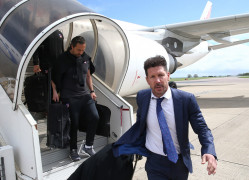 <p>Diego Pablo Simeone sale del avión a su llegada a Londres. 25 de abril de 2018. </p>