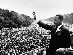 <p>Martin Luther King pronuncia un discurso junto al memorial de Lincoln. Washington, 1963</p>