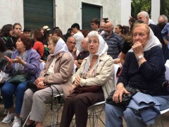 <p>Un grupo de madres de plaza de Mayo, del grupo fundador, en la visita a la ex ESMA</p>
