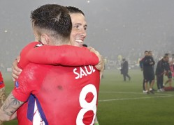 <p>Saúl Ñíguez y Fernando Torres se abrazan tras proclamarse campeones de la Europa League con el Atlético de Madrid. 16 de mayo de 2018</p>