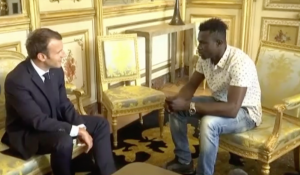 <p>Emmanuel Macron junto a Mamoudou Gassamba, el joven que rescató a un niño colgado de un balcón en París. Mayo de 2018</p>