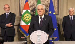 <p>El presidente de la República de Italia, Sergio Mattarella, anuncia su negativa a aceptar al nuevo ministro de Economía, Paolo Savona. Palazzo del Quirinale, 27 de mayo de 2018. </p>