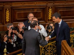 <p>Mariano Rajoy saluda a Pedro Sánchez, investido presidente del Gobierno</p>