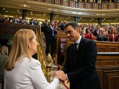 <p>Ana Pastor, presidenta del Congreso, saluda a Pedro Sánchez tras la moción de censura contra Rajoy </p>