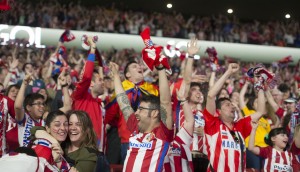 <p>Aficionados del Atlético de Madrid durante la retransmisión de la final de Lyon en el Metropolitano. 16 de mayo de 2018. </p>