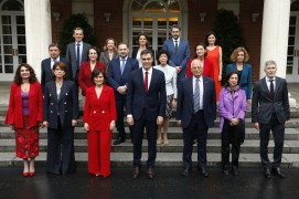 <p>Foto de familia del presidente del Gobierno, Pedro Sánchez, y las ministras y ministros de su Gabinete tras celebrar la primera reunión en La Moncloa</p>