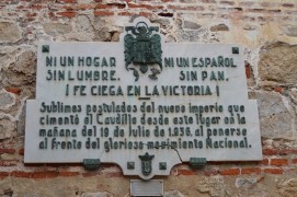 <p>Antigua placa colocada en la fachada de la Comandancia General en la calle Edrissis, Ceuta.</p>