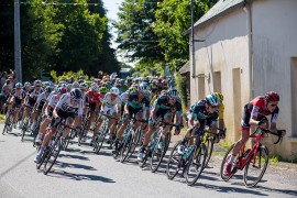<p>El pelotón del Tour de Francia pasa por la comuna de Saint-Mayeux, 12 de julio de 2018. </p>