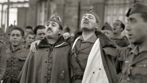 <p>Franco y Millán Astray abrazados, 1926.</p>