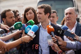 <p>Pablo Casado atiende a los medios de comunicación tras su visita a Algeciras. 1 de agosto de 2018</p>