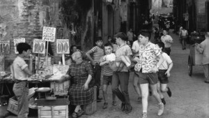 <p>Una calle de Nápoles, hacia los años sesenta.</p>