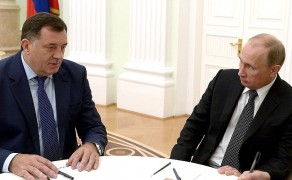 <p>Milorad Dodik junto a Vladimir Putin, en una reunión en el Kremlin, en 2014. </p>