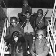 <p>Estudiantes detenidos en el edificio Chihuahua, en los alrededores de la plaza de Tlatelolco, el 2 de octubre de 1968. </p>