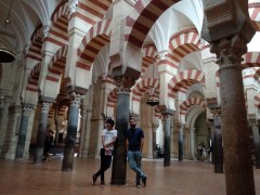 <p>Santini Rose con su amigo Ángel en la Mezquita de Córdoba.</p>