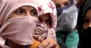 <p>Fotograma de un video de Euronews de varias jornaleras marroquíes, tras presentar una denuncia por abuso en los campos de Huelva. Junio de 2018. </p>