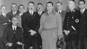 <p>Richard Walther Darré (a su izquierda) Adolf Hitler y otros lideres nazis en Berlín, en 1933.</p>