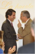 <p>José María Aznar entrega el premio ‘Puerta del Recuerdo’ de la Universidad San Pablo – CEU a José Antonio Ortega Lara en el 2009.</p>