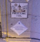 <p>Placa conmemorativa del 15M en la Puerta del Sol de Madrid. </p>