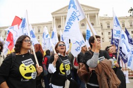 <p>Manifestación de profesores frente al Parlamento portugués. </p>