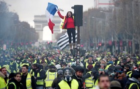 <p>Manifestación de los chalecos amarillos el pasado 24 de noviembre en los Campos Eliseos, París.</p>