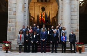 <p>Pedro Sánchez, con las ministras y ministros de su Gabinete, en Barcelona.</p>