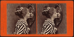 <p>Mujer besando su reflejo en un espejo.</p>