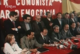 <p>Rueda de prensa del PCE donde Santiago Carrillo anuncia <br /> el uso de la bandera del partido y la rojigualda en todos sus actos. (1977)</p>