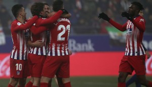 <p>Los jugadores del Atlético celebran su tercer tanto ante el Huesca.</p>