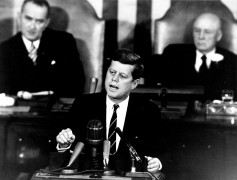 <p>El presidente John F. Kennedy anuncia el programa Apollo.</p>