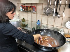 <p>Marina Monsonís en la cocina de la Organización de Estibadores Portuarios. </p>