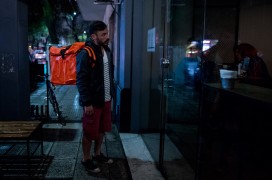 <p>Emiliano Gullo, repartidor de Rappi en Buenos aires, esperando un pedido.</p>