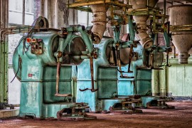 <p>Máquinas en una fábrica abandonada.</p>