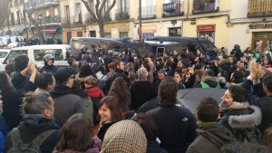 <p>Concentración en la calle Argumosa 11, contra el desahucio de cuatro familias a finales de febrero de 2019 en Madrid. </p>