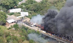 <p>Los camiones de ayuda humanitaria dirigidos por la oposición venezolana arden frente a la frontera del país.</p>