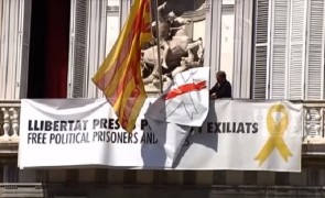 <p>Proceso de retirada de las pancartas con lazos amarillos de la fachada del Palau de la Generalitat.</p>