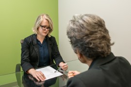 <p>Mujer en una entrevista de trabajo.</p>