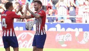 <p>Saúl y Arias celebran el gol ante el Valladolid. </p>