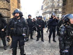 <p>Despliegue policial frente a los 'chalecos amarillos' en la Puerta Saint Denis, en París, el 23 de marzo.</p>