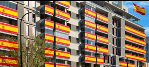 <p>Una casa con banderas de España.</p>