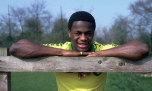 <p>Justin Fashanu, jugador del Norwich City en 1980 y primer jugador de fútbol en declararse gay públicamente.</p>
