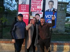 <p>Candelas sostiene una brocha en alto durante la campaña de las elecciones municipales.</p>