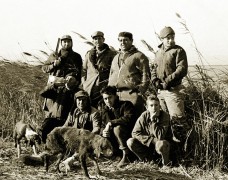 <p>Rafael Sánchez Ferlosio, de pie, el primero a la izquierda, y Luis Goytisolo,<br /> el último a la derecha, de pie, durante una cacería de patos, en 1958, en el Delta del Ebro. </p>