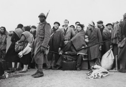 <p>'La llegada de los refugiados españoles a Francia. Soldados senegaleses custodian en Col de la Serre <br /> (Coll de Belitres) a los refugiados para el servicio de filtrado. Sólo las mujeres, los niños y los ancianos <br />serán admitidos en territorio francés'. Paso fronterizo del Coll de Belitres, 30/1/1939. </p>
