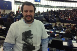 <p>Matteo Salvini en el Parlamento Europeo, con una camiseta de Putin. </p>