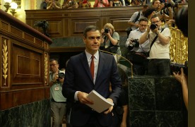 <p>Pedro Sánchez tras una de sus intervenciones en la primera sesión del debate de investidura. </p>