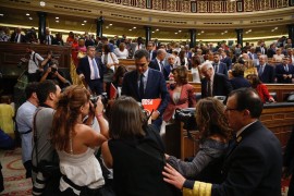 <p>Pedro Sánchez abandona el hemiciclo, tras perder la votación de investidura.</p>