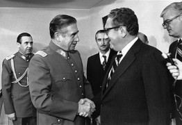 <p>Henry Kissinger se entrevista con Augusto Pinochet, en 1976.</p>